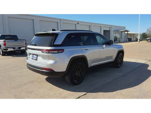 Used 2024 Jeep Grand Cherokee Altitude image 8