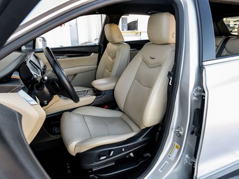 Used 2018 Cadillac XT5 Sport Utility 4D image 32