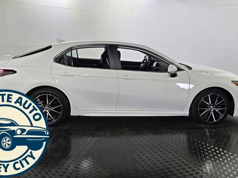 Used 2024 Toyota Camry SE image 8