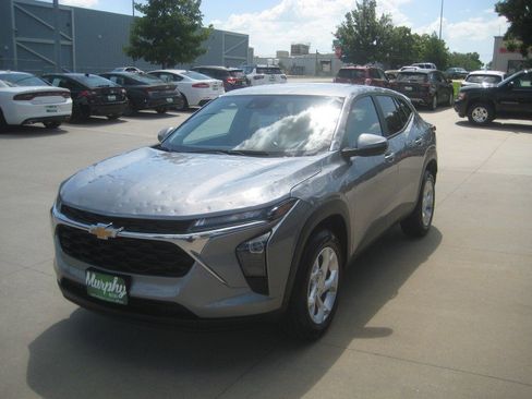 Used 2026 Chevrolet Trax LS w/ LS Convenience Package FWD image 4