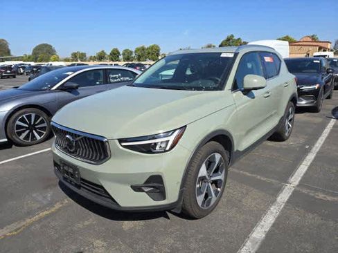 Used 2025 Volvo XC40 B5 Plus image 2