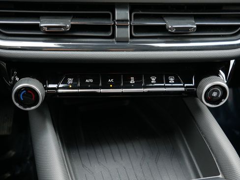 Used 2024 Chevrolet Equinox EV RS image 30