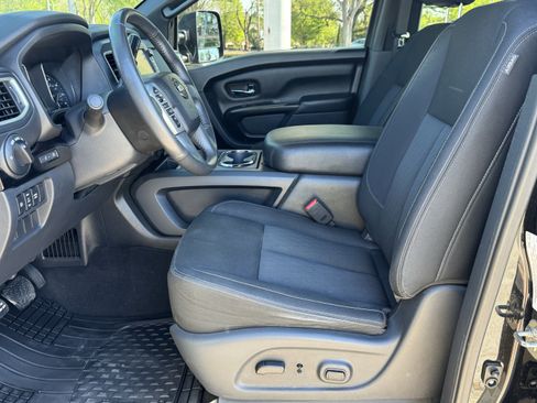 Used 2018 Nissan Titan SV image 11