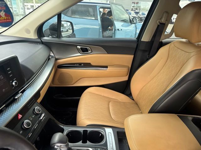 Used 2024 Kia Carnival LX FWD image 8