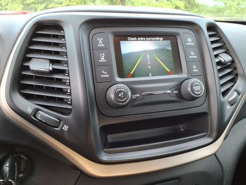 Used 2017 Jeep Cherokee Sport FWD image 30