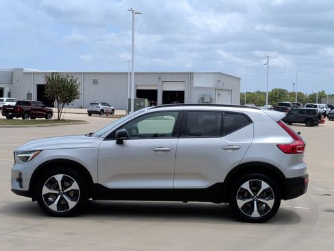Used 2025 Volvo XC40 B5 Plus AWD/4WD image 4