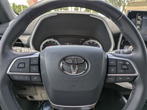 Used 2022 Toyota Highlander XSE AWD/4WD image 26