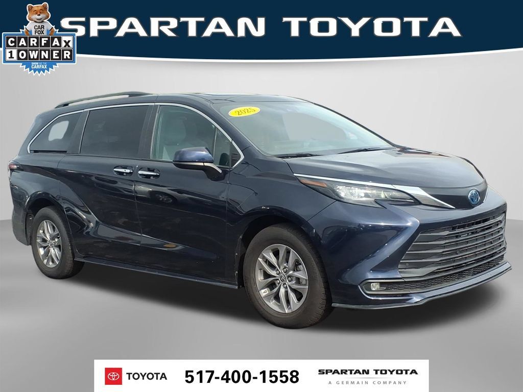 Used 2025 Toyota Sienna XLE FWD image 5