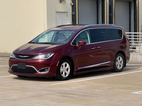 Used 2018 Chrysler Pacifica Touring-L FWD image 3
