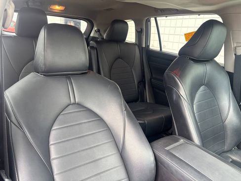 Used 2021 Toyota Highlander XLE image 18