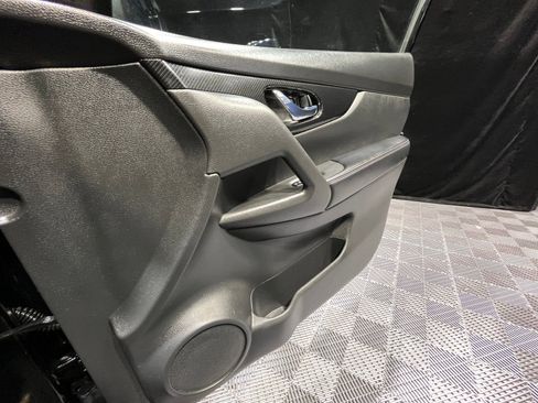 Used 2018 Nissan Rogue SL w/ Premium Package image 16