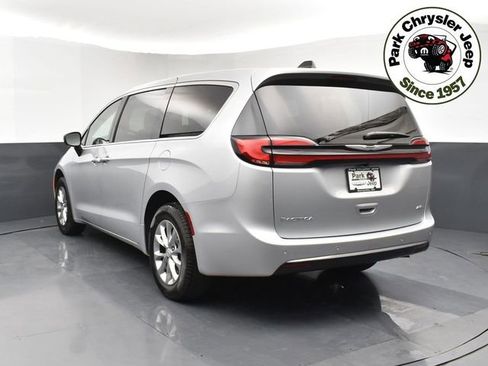 New 2026 Chrysler Pacifica Select AWD/4WD image 4