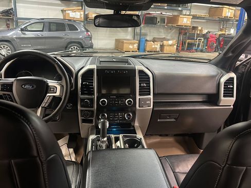 Used 2019 Ford F150 Lariat w/ Equipment Group 502A Luxury AWD/4WD image 27