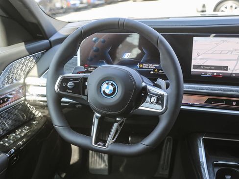 Used 2025 BMW 750e xDrive w/ Premium Package image 11