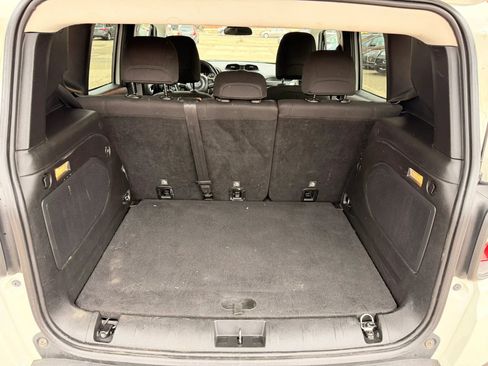 Used 2015 Jeep Renegade Latitude AWD/4WD image 17