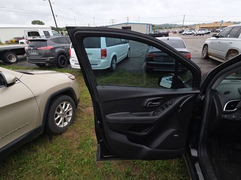 Used 2020 Chevrolet Trax Premier w/ LPO, Cargo Package FWD image 7