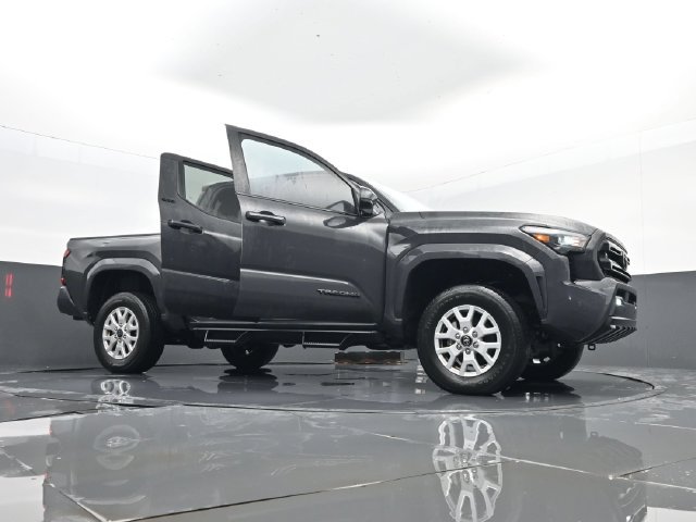 Used 2024 Toyota Tacoma SR5 w/ SR5 Upgrade Package AWD/4WD image 31