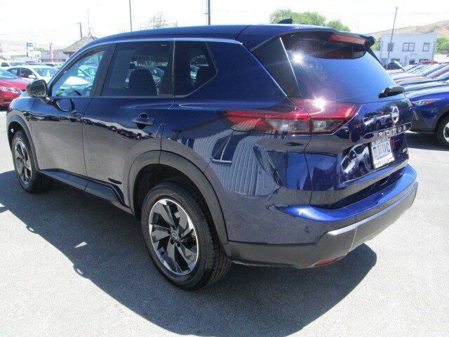 Used 2025 Nissan Rogue SV AWD/4WD image 4