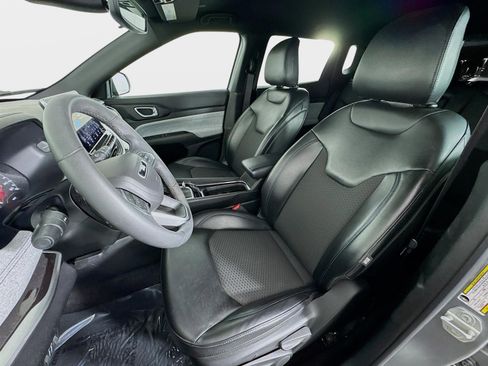 Used 2023 Jeep Compass Latitude image 12