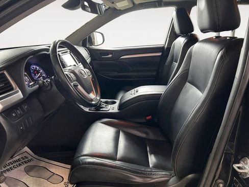 Used 2017 Toyota Highlander XLE w/ Carpet Mat Package image 6