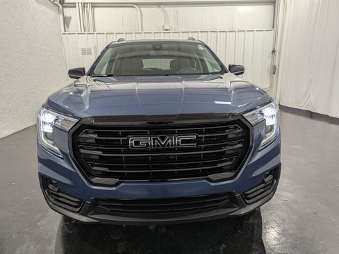 Used 2024 GMC Terrain SLT w/ Elevation Edition image 4
