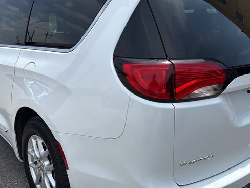 Used 2020 Chrysler Pacifica Touring-L FWD image 19