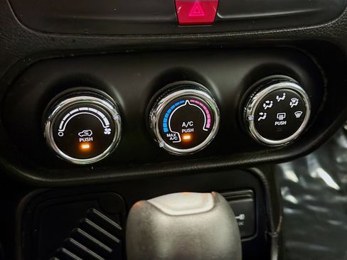 Used 2017 Jeep Renegade Latitude image 10