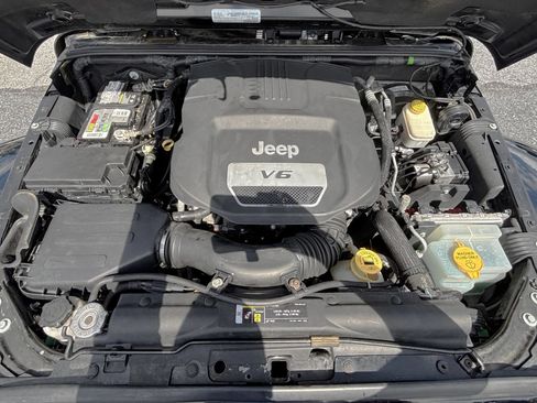 Used 2017 Jeep Wrangler Sahara w/ Connectivity Group AWD/4WD image 25