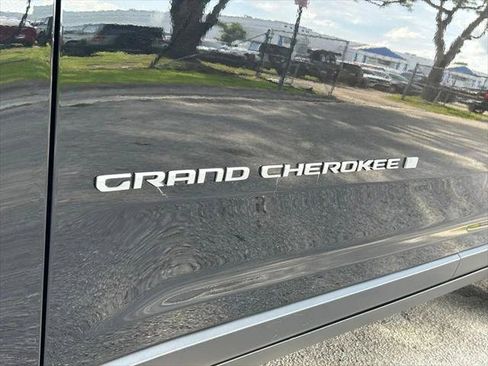 Certified 2025 Jeep Grand Cherokee Limited w/ Trailer Tow Package AWD/4WD image 32