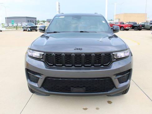 Used 2023 Jeep Grand Cherokee Altitude AWD/4WD image 9