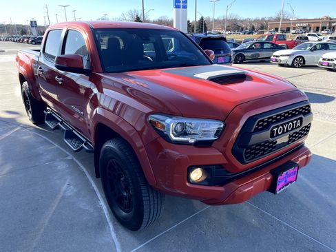 Used 2018 Toyota Tacoma TRD Sport image 4