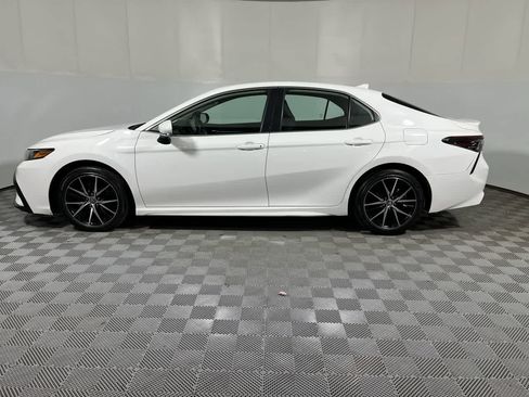 Used 2023 Toyota Camry SE FWD image 5