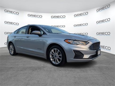Used 2019 Ford Fusion SE image 1