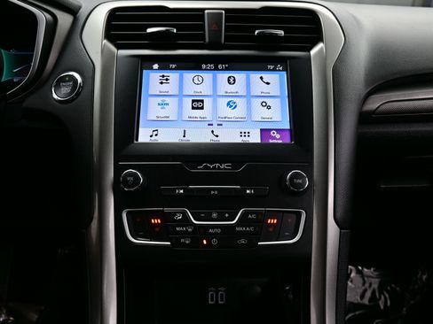 Used 2019 Ford Fusion SE image 19