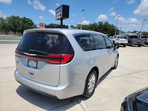 Used 2024 Chrysler Pacifica Touring-L FWD image 5