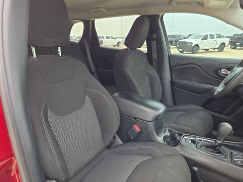 Used 2021 Jeep Cherokee Latitude FWD image 22