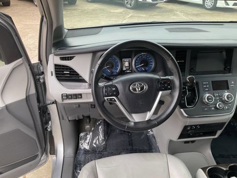 Used 2017 Toyota Sienna image 15