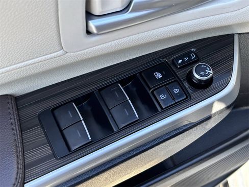Certified 2023 Toyota Sienna Platinum image 24