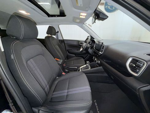 Used 2025 Hyundai Venue SEL FWD image 7
