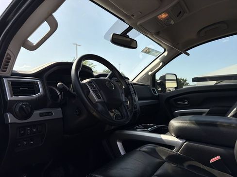 Used 2018 Nissan Titan PRO-4X w/ Pro-4x Convenience Package AWD/4WD image 7