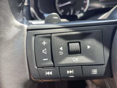 Used 2025 Nissan Pathfinder SV FWD image 21