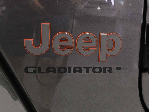 Used 2025 Jeep Gladiator Mojave AWD/4WD image 4