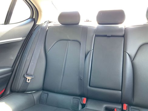 Used 2025 Genesis G70 2.5T image 39