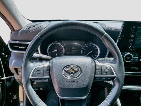 Used 2022 Toyota Highlander XLE FWD image 14