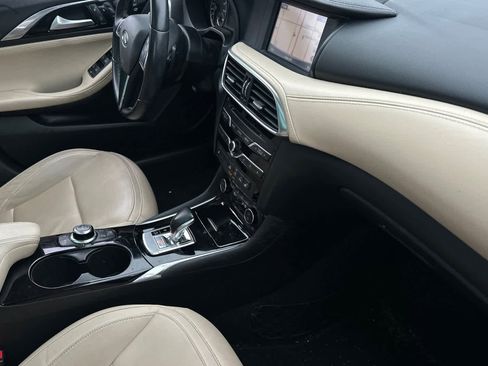 Used 2017 INFINITI QX30 Premium w/ Navigation Package image 17