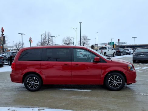 Used 2015 Dodge Grand Caravan SE image 2