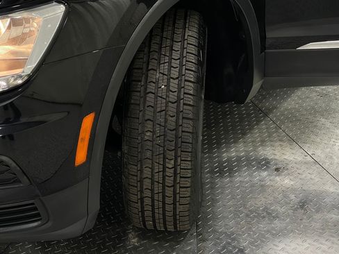 Used 2021 Volkswagen Tiguan SE w/ Panoramic Sunroof Package image 34