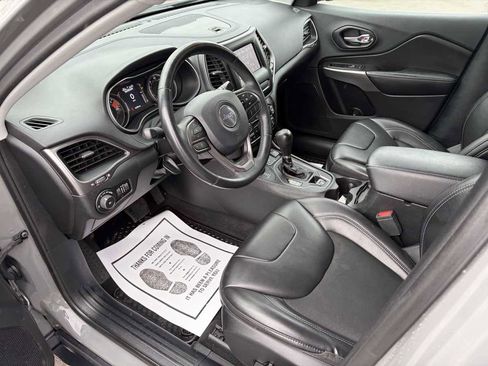 Used 2019 Jeep Cherokee Latitude Plus w/ Cold Weather Group AWD/4WD image 9