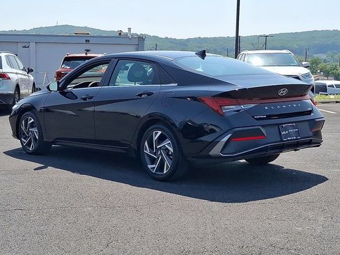 Used 2025 Hyundai Elantra Limited FWD image 3