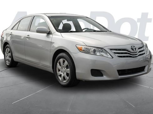 Used 2011 Toyota Camry LE FWD image 4